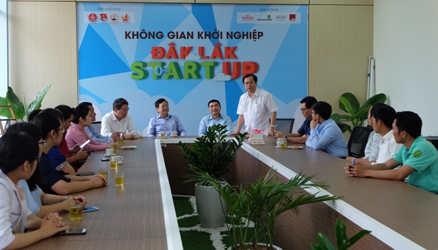 Tặng sách khởi nghiệp cho Hội Doanh nhân trẻ tỉnh
