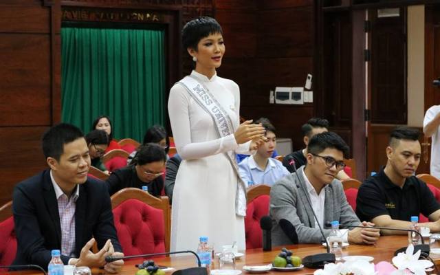 UBND tỉnh Đắk Lắk trao Bằng khen và tặng thưởng 50 triệu đồng cho Hoa hậu Hoàn vũ H’Hen Niê