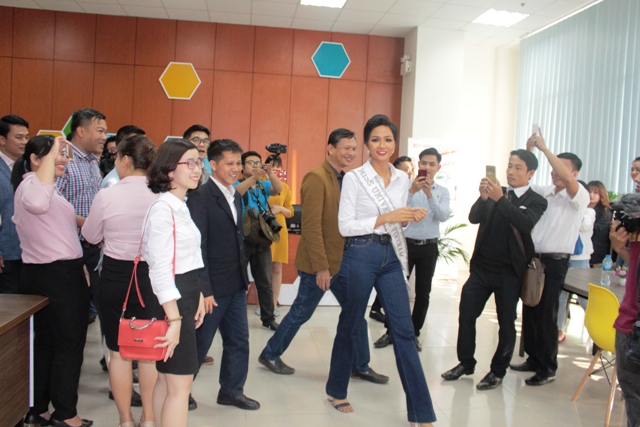 Hoa Hậu H’Hen Niê giao lưu cùng Hội Doanh Nhân trẻ